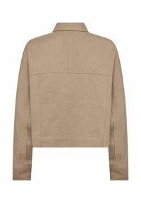 Kurze, taillierte Jacke in Beige mit Kragen und langen Ärmeln, die eine schlichte Textur und sichtbare Nahtdetails auf dem Rücken aufweist.