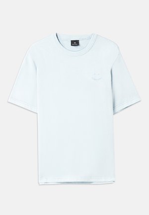 T-shirt de algodão azul claro com mangas curtas, decote redondo e um pequeno logótipo em impressão mais clara no peito. Textura suave, corte regular.
