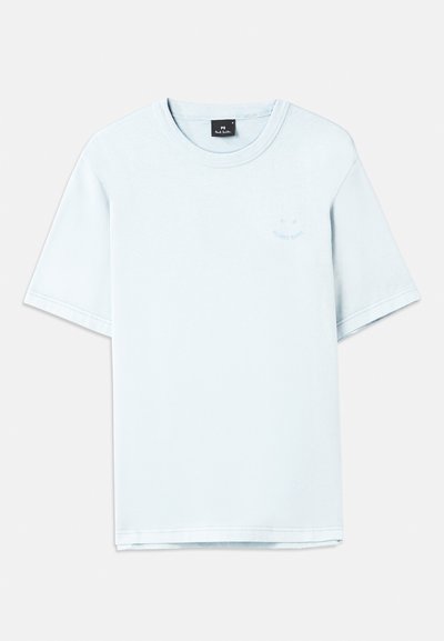 Světle modré bavlněné tričko s krátkým rukávem, kulatým výstřihem a malým logem v světlejším tisku na hrudi. Hladký povrch, standardní střih.