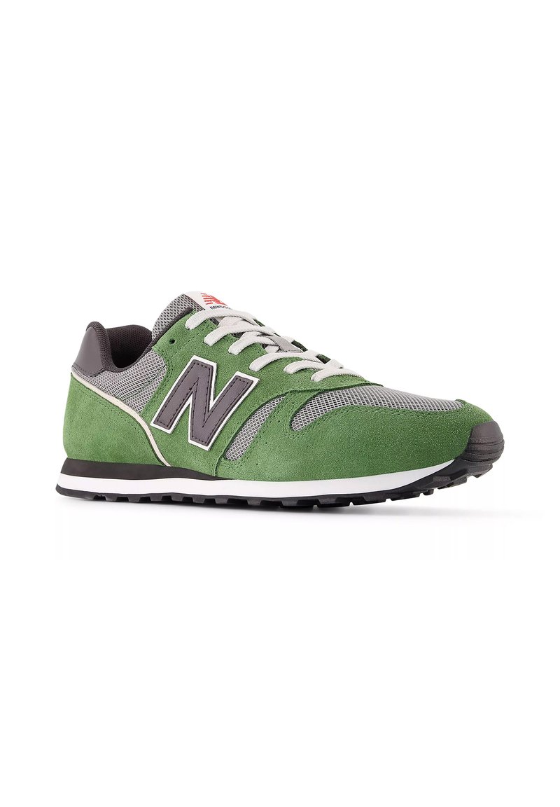Grüne und graue Sneaker mit einem Obermaterial aus Wildleder und Mesh, ausgestattet mit einem auffälligen grauen "N"-Logo, weißen Schnürsenkeln und einer schwarzen Gummisohle.