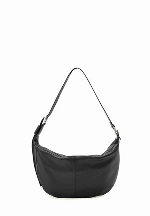 Sac à bandoulière en cuir noir en forme de croissant avec une sangle ajustable et des détails de boucle argentée sur fond blanc.