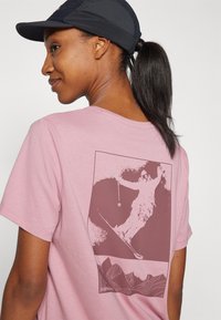 Peak Performance EXPLORE GRAPHIC TEE - T-Shirt print - bitter root