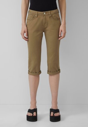 Pantalon à la longueur du genou, avec des poignets retroussés en mélange de coton marron clair ; design à cinq poches avec une fermeture éclair et un bouton. Porté avec des sandales à plateforme.