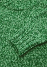 Grüner gestrickter Pullover mit einem strukturierten Muster. Verfügt über einen gerippten Rundhalsausschnitt und Bündchen, mit verschiedenen Grüntönen im gesamten Design.