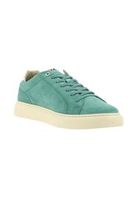 Turquoise suède sneakers met een ronde teen, vlakke beige rubberen zool en bijpassende veters; voorzien van zijnaadstiksels en een subtiele logodetail.