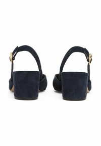 Sandales à talons blocs en daim bleu marine avec une bride cheville ajustable et un détail en boucle dorée. Présente une texture lisse et un dos ouvert.