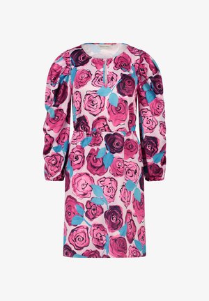 Bloemenjurk van roze stof met grote rozenpatronen in tinten roze en blauw. Lange, opgeblazen mouwen en een ronde halslijn.