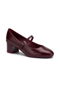 Zapato Mary Jane de cuero burdeos con punta redondeada, una correa sencilla con hebilla plateada y un tacón bajo y grueso.