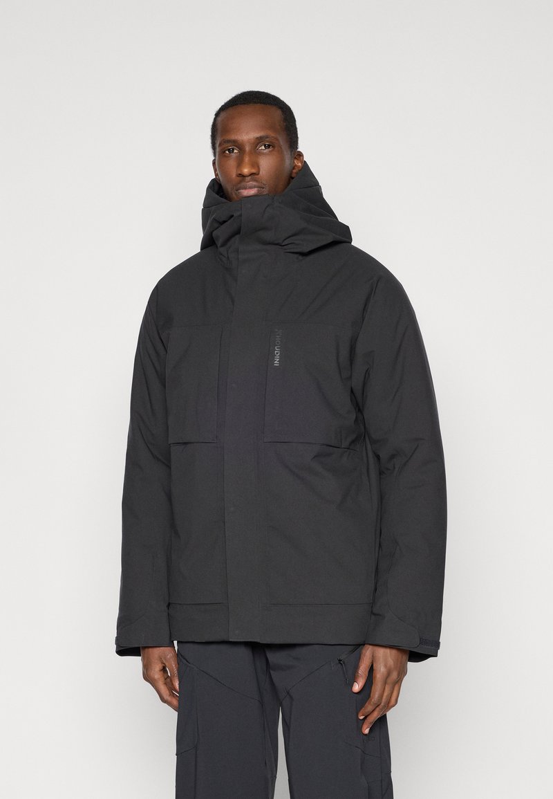 Czarna ocieplana kurtka z wysokim kołnierzem i regulowanym kapturem. Posiada duże kieszenie z przodu oraz teksturowany materiał.