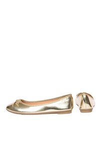 Ballerine dorate realizzate in materiale metallico lucido, con punta arrotondata, piccolo fiocco decorativo sulla parte anteriore e design del tacco ridotto.