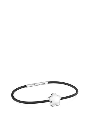 Braccialetto in gomma nero con chiusura in acciaio inox e ciondolo lucido a quadrifoglio su sfondo bianco.