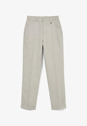 Pantaloni beige chiaro su misura con pieghe frontali, tasche laterali, passanti per cintura, chiusura con bottone e orli risvoltati.