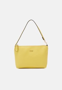 Sac à épaule en cuir jaune au design élancé, accentué par une sangle noire et des accessoires dorés. Il présente un petit logo à l'avant.