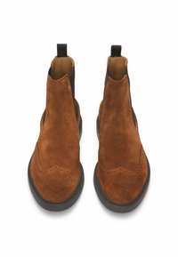 Ruske nubuk ankle støvler med elastiske sidepaneler og brogue-detaljer på tåen. Har en glat gummisål og trækstropper for nem påtagning.