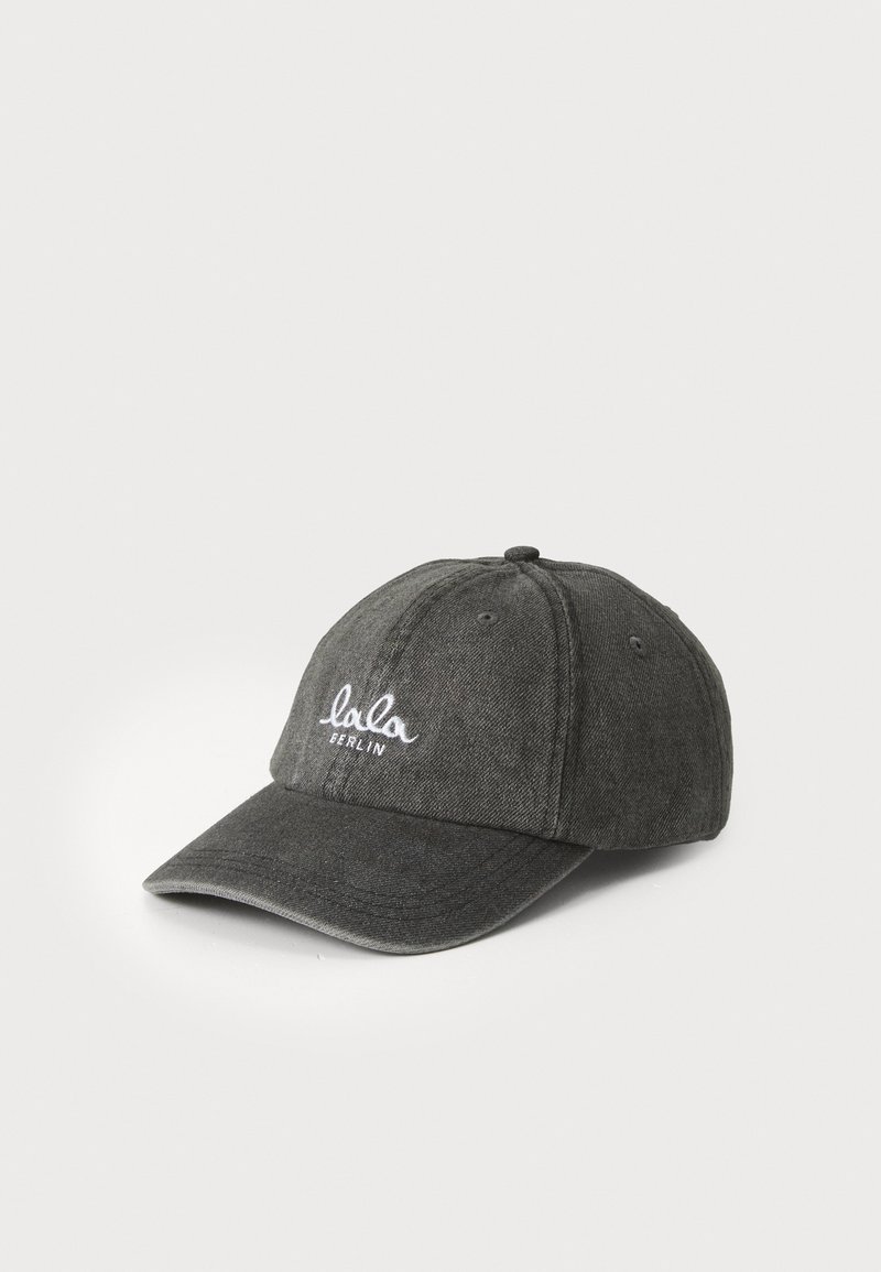 Szürke farmer baseball sapka ívelt napellenzővel, az elején hímzett fehér szöveggel: "lala BERLIN". Hat paneles kialakítás szellőzőlyukakkal.