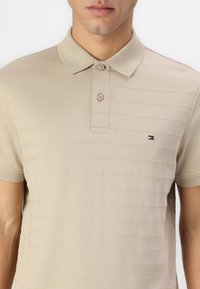 Tommy Hilfiger Polo - sandalwood