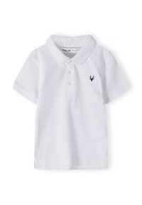 Biely polo tričko vyrobené zo štruktúrovanej látky, s golierom, trojbuttonovou légou a malým námorníckym jeleňom na ľavej hrudi.