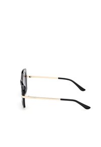 Gafas de sol rectangulares negras con patillas de metal dorado y puntas negras. Las monturas tienen un acabado texturizado y acentos distintivos en los laterales.