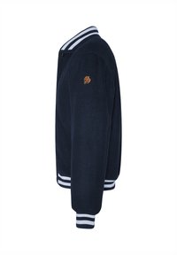 Giacca varsity blu navy con collo e polsini a righe bianchi. Presenta un logo laterale e bottoni a pressione, realizzata in tessuto strutturato.