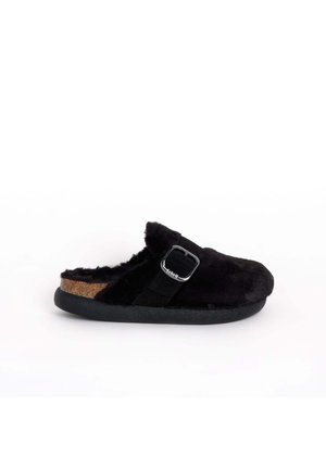 Chausson noir en fourrure à enfiler avec semelle en liège, semelle en caoutchouc et sangle avec boucle en argent. Texture douce et design à bout rond.