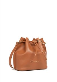 Borsa a secchiello in pelle marrone con finitura testurizzata, chiusura con cordoncino e accentuazione del logo dorato. Presenta una sola tracolla.