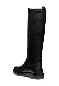 Bota negra hasta la rodilla hecha de cuero suave, con cremallera lateral y suela plana con un dibujo mínimo. Líneas limpias y sin patrones visibles.