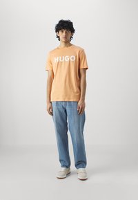 HUGO DULIVIO - Nyomott mintás póló - medium orange