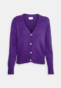 Lila stickad kardiagan med V-hals, knappframsida och lång ärm. Har fem glänsande knappar och en avslappnad passform.
