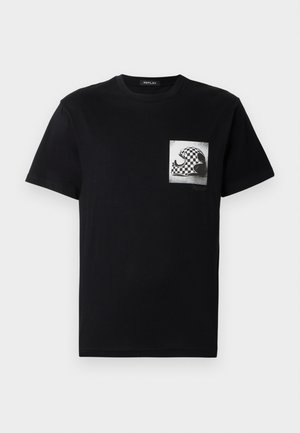 T-shirt de algodão preto com uma gráfica quadrada xadrez na área do peito esquerdo. O design inclui ondas e a silhueta de um coelho.