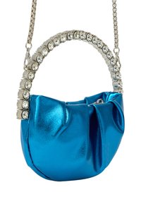Borsa metallica blu con design arricciato, dotata di manico in catena argentata ornato da strass trasparenti. Texture e brillantezza accentuate.