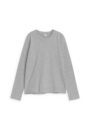 Graues Langarm-T-Shirt mit Rundhalsausschnitt, aus einem weichen Stoff gefertigt. Verfügt über einen geraden Saum und minimale Nähdetails.