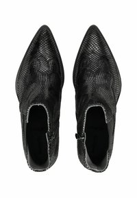 Bottines noires avec un motif en cuir de serpent texturé, bouts pointus et fermetures éclair sur les côtés ; doublure noire lisse visible à l'intérieur.