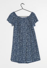 Námořnické modré květinové šaty s off-the-shoulder designem, krátkými volánkovými rukávy a malými bílými květinovými vzory po celém povrchu. Lehká tkanina.