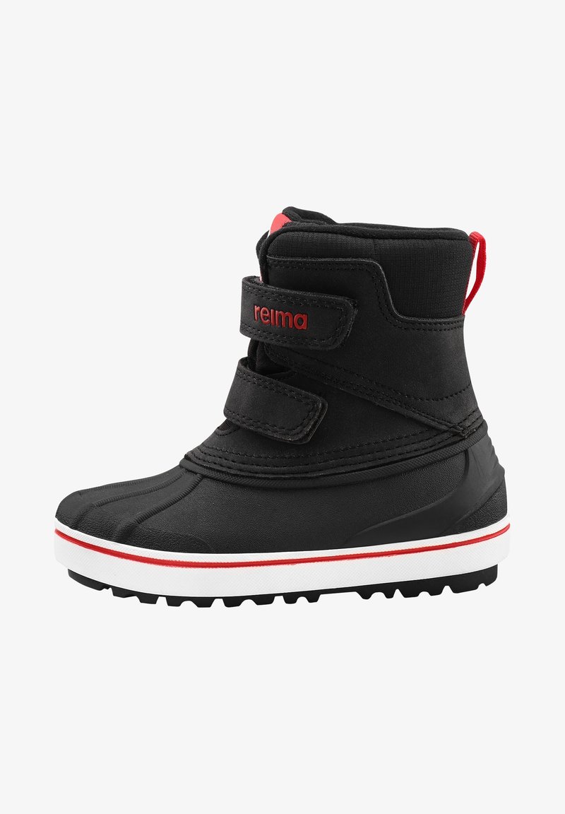 Botte d'hiver noire avec des accents rouges et une sangle Velcro. Fabriquée en matériau imperméable, avec une tige texturée et une semelle robuste.