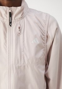 adidas Performance OWN THE RUN - Bodywarmer - putty mauve