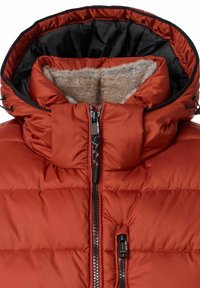 Dunjakke i rustorange med høj krave og sort foring. Har quiltede sektioner og dobbelte lynlåse samt blød pelslignende foring.