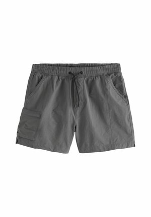 Grå badebukser med elastik i taljen og snøre. Har to sidelommer og en cargolomme på venstre lår. Letvægtsstof.