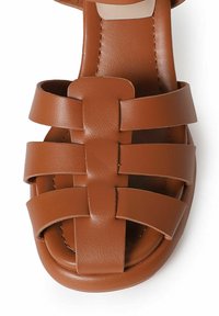Brune lædersandal med et stropdesign, der har horisontale og vertikale vævede bånd. Glat tekstur med en polstret fodseng.