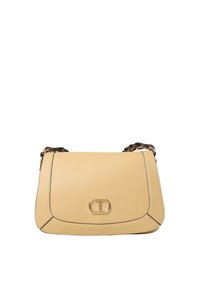 Borsa a tracolla in pelle gialla con una texture liscia, cuciture a contrasto e un accento di logo metallico sul davanti. Presenta una tracolla a catena.