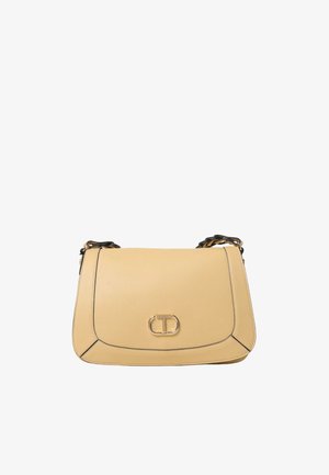 Borsa a tracolla in pelle gialla con una texture liscia, cuciture a contrasto e un accento di logo metallico sul davanti. Presenta una tracolla a catena.