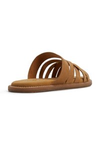 Bruine suède slide sandalen met open teen en meerdere gebogen banden. Platte zool met textuurdetails rond de rand.