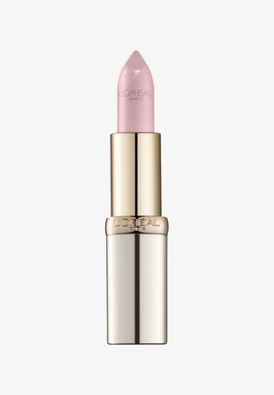 L'Oréal Paris Lippenstift in einer silbernen und goldenen Hülse; enthält eine schimmernde, sanfte rosa Farbe mit einer spitzen Kante, mit eingraviertem Markennamen.