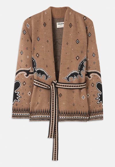 Cardigan en tricot marron avec des motifs géométriques noirs et blancs, à devant ouvert et avec une ceinture assortie. Présente des accents détaillés le long de l'ourlet et des poignets.