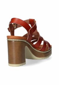 Sandal con tacco alto e piattaforma marrone, dotata di molteplici cinturini in pelle rossa, suola testurizzata e interno imbottito per il comfort.