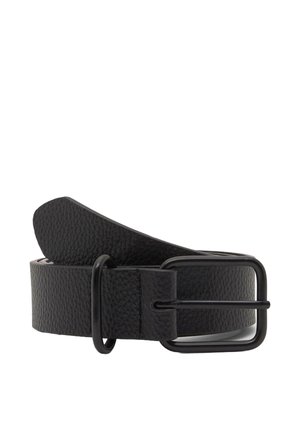 Ceinture en cuir texturé noir avec une boucle rectangulaire en métal noir et une porte-boucle noire assortie.