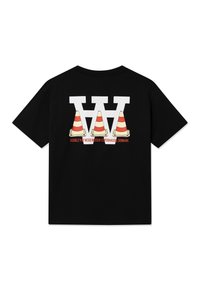 Μαύρο βαμβακερό μπλουζάκι με μεγάλο λευκό "W" και τρεις καρικατούρες από κώνους κυκλοφορίας από κάτω, κείμενο "DOUBLE V BY WOOD WOOD COPENHAGEN" σε κόκκινο.