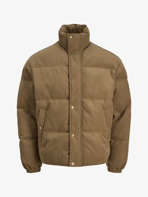 Ruskea corduroy-pufferttake, jossa on korkea kaulus, nepparit, elastiset hihansuut ja sivutaskut, esillä valkoista taustaa vasten.