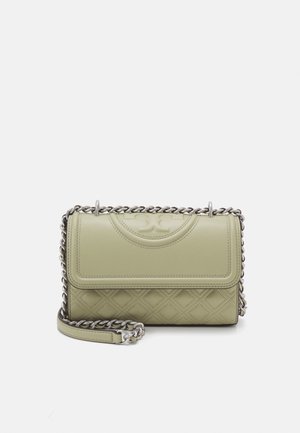 Sac à main en cuir vert clair avec motif matelassé, bandoulière chaîne argentée et détail du logo cousu sur le rabat, présenté sur fond blanc.
