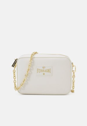 Witte rechthoekige crossbodytas met gouden kettingband en Ferragni-logo op de voorkant tegen een effen achtergrond.