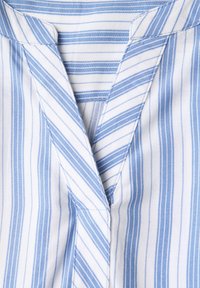 Camicia di cotone con scollo a V, a righe verticali blu e bianche, cuciture visibili e una consistenza morbida e liscia.
